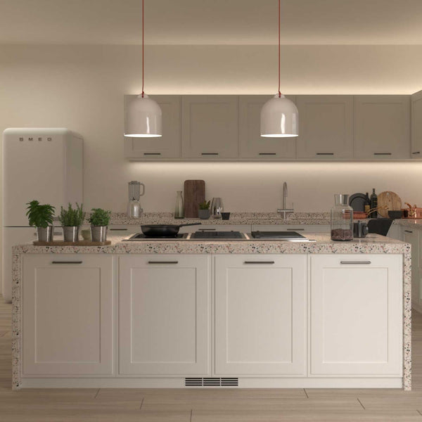 Pendelleuchten CampanaLuce M in Weiss über der Küchentheke