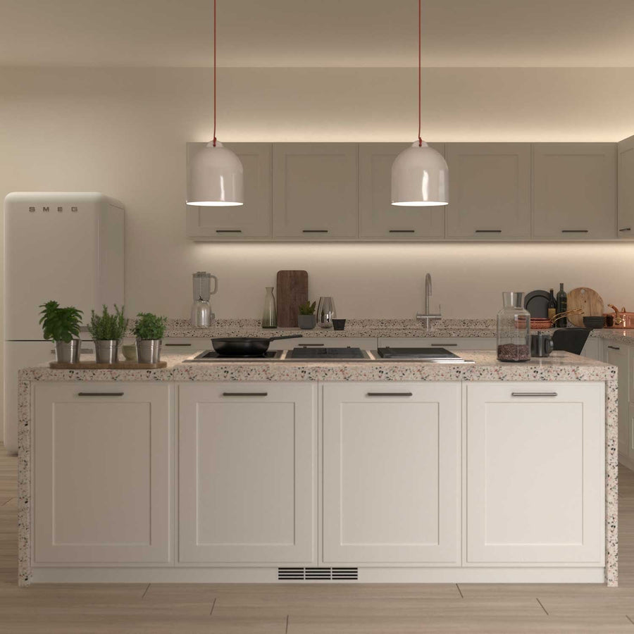 Pendelleuchten CampanaLuce M in Weiss über der Küchentheke