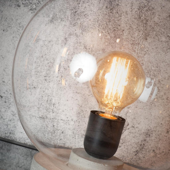 Tischleuchte Globe' unter Glaskugel, mit Betonsockel