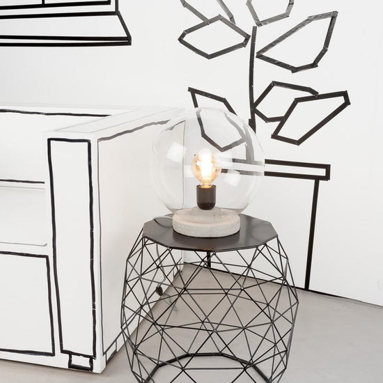 Tischleuchte Globe' unter Glaskugel, mit Betonsockel