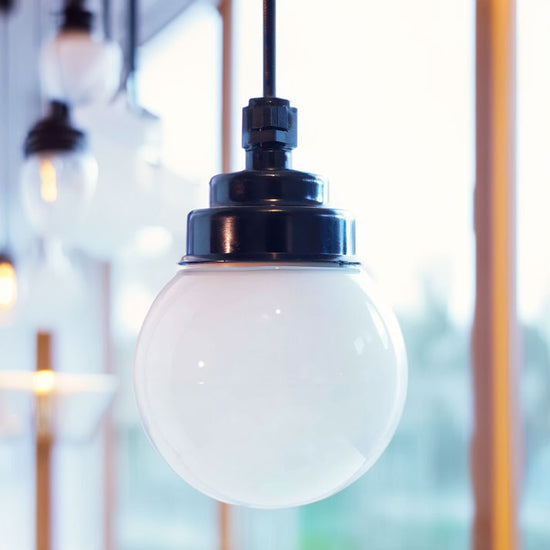 Kugellampe / Milchglas weiss