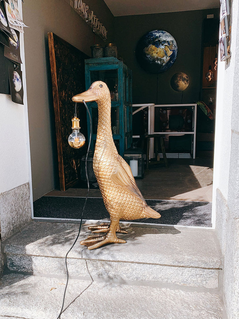 Stehleuchte Ente Ducky in Gold von Werner Voß im Eingang