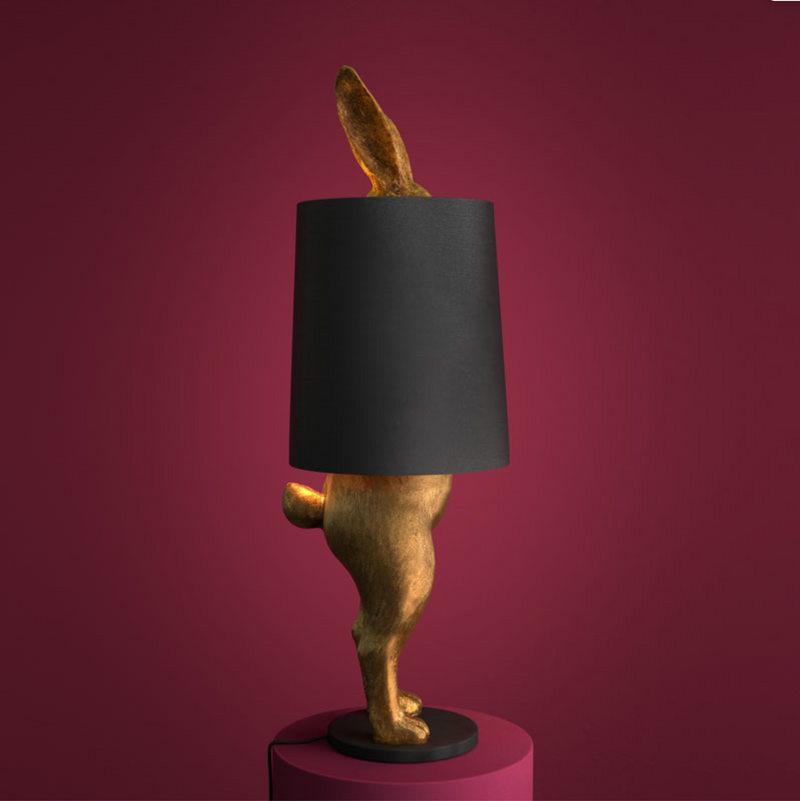 Stehleuchte Hase Hiding Rabbit in Gold und Schwarz, seitlich