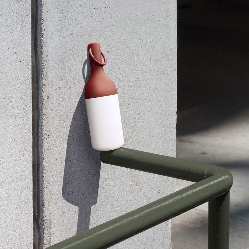 Kabellose Leuchte ELO Baby in Terracotta am Geländer hängend