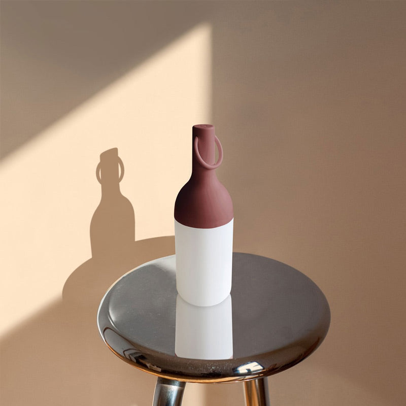 Kabellose Leuchte ELO Baby in Terracotta auf einem Metallhocker
