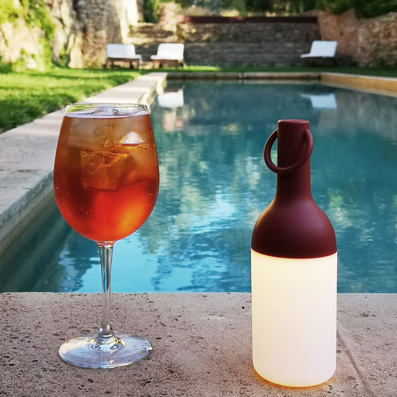 Kabellose Leuchte ELO Baby in Terracotta am Pool