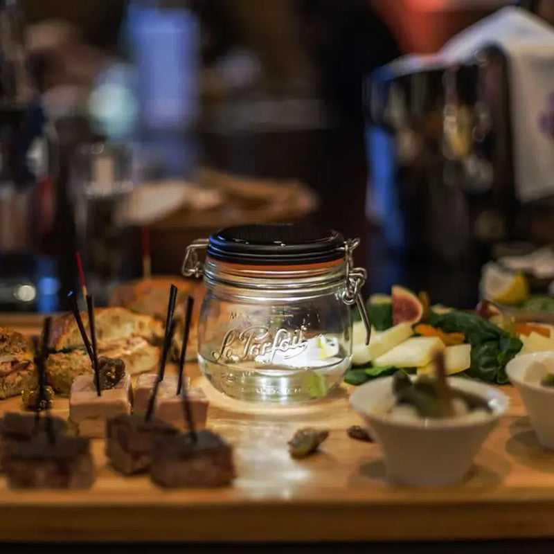 Solarleuchte Le Parfait klein auf einem Apérotisch