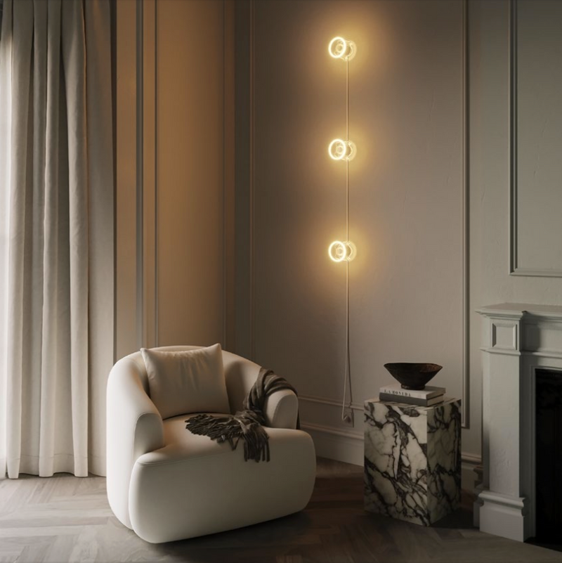Ghost Line Donut als Wandleuchten im Wohnzimmer mit Sessel