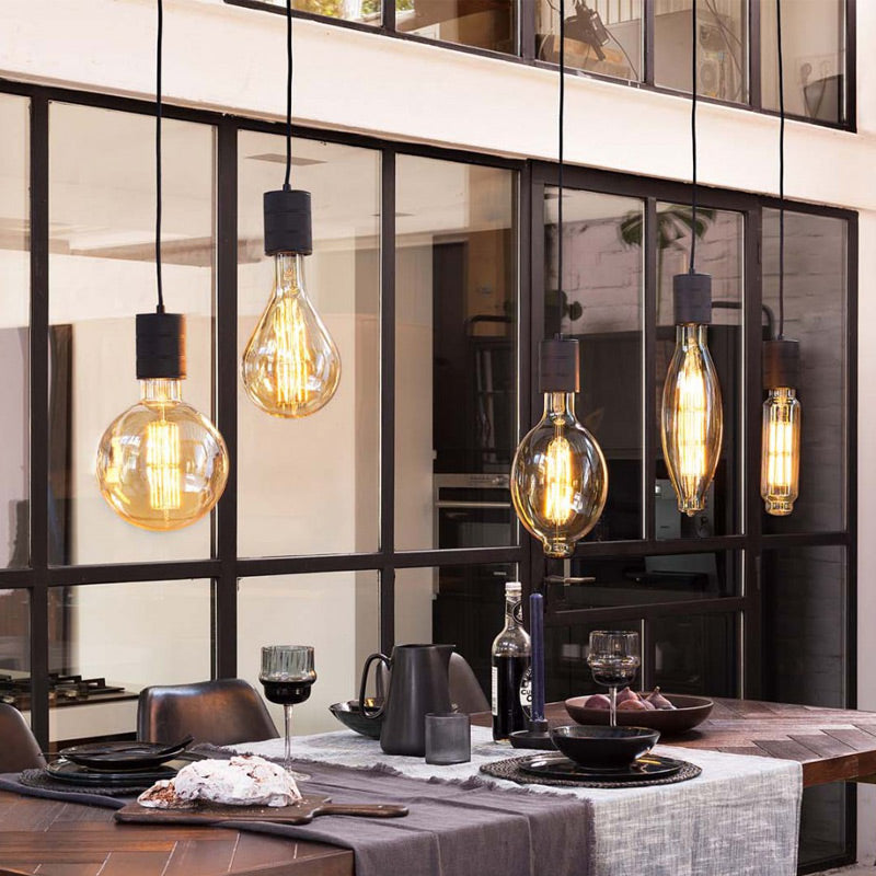 Calex Splash High Lumen in Gold als Pendel über dem Esstisch