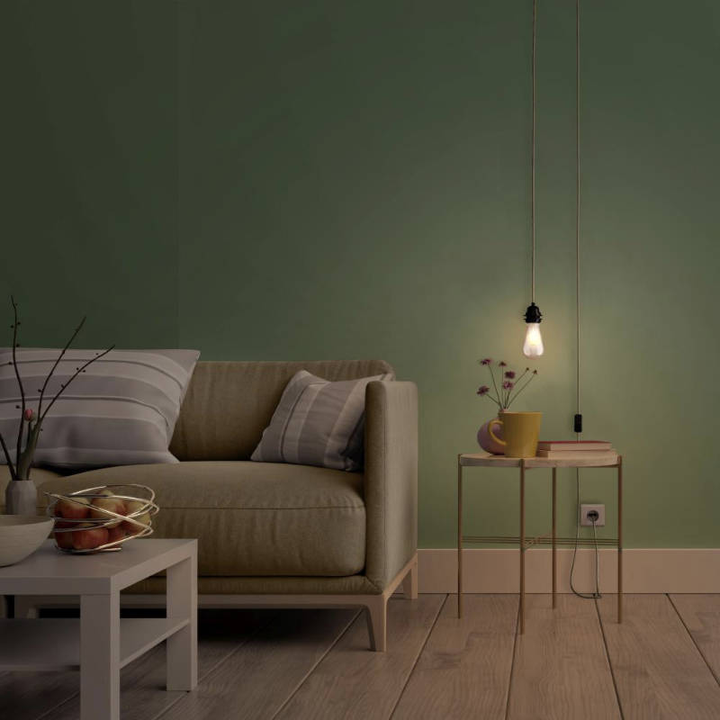 Textilkabel BALA Natur als Pendel neben dem Sofa, eingeschaltet