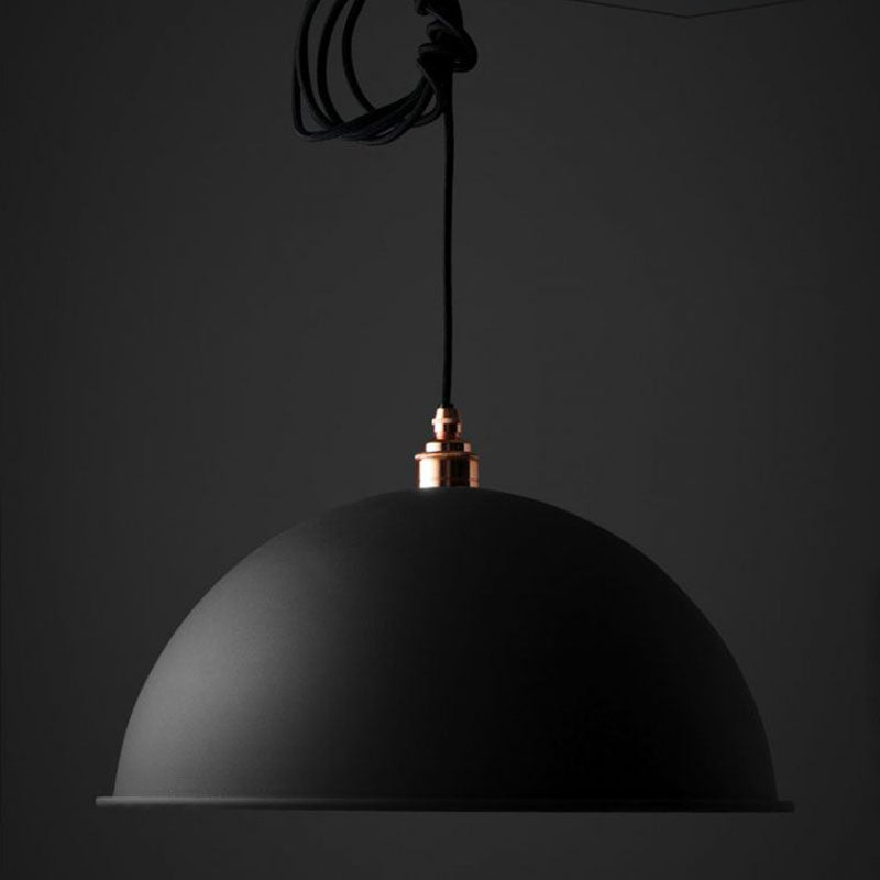 Lampenschirm Black Bell XL in Mattschwarz vor dunklem Hintergrund