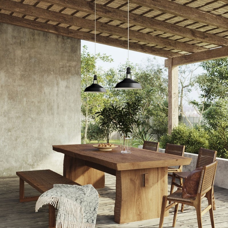 Lampenschirme Rotterdam in Schwarz über einem Holztisch unter einer Pergola