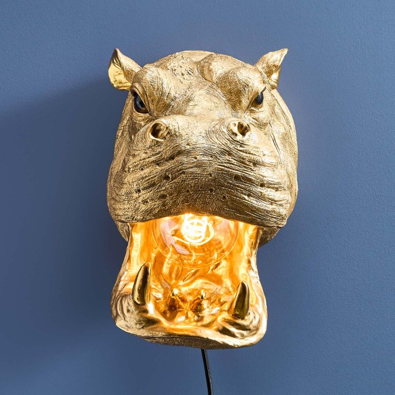 Wandleuchte Nilpferd Patty in Gold, frontal, eingeschaltet