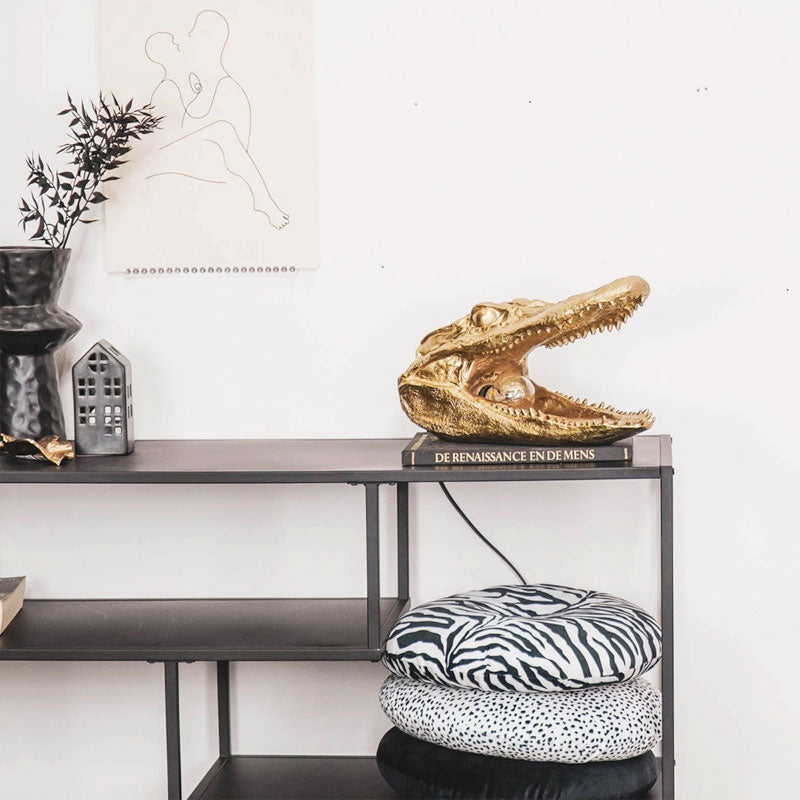 Tischleuchte Alligator Al in Gold, im Raum