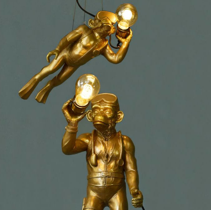 Tischleuchte Affe Diver Dan in Gold von Werner Voß, mit Deckenleuchte Diver Dave