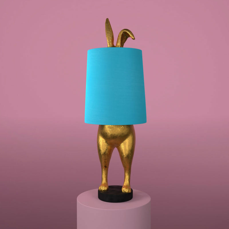 Tischleuchte Hase Hiding Bunny von Werner Voß, mit blauem Schirm