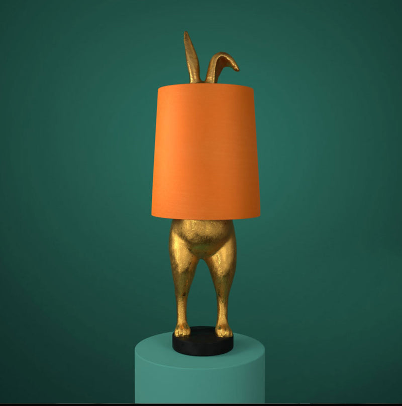 Tischleuchte Hase Hiding Bunny von Werner Voß, mit orangem Schirm