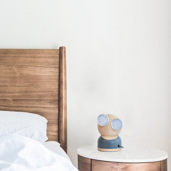 Mr Watt Tischleuchte Holz, graublau