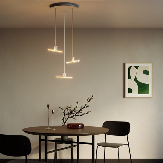 Pendelleuchte esse14 S14d, 3-flammig asymmetrisch, Baldachin Rose-One – Weiss