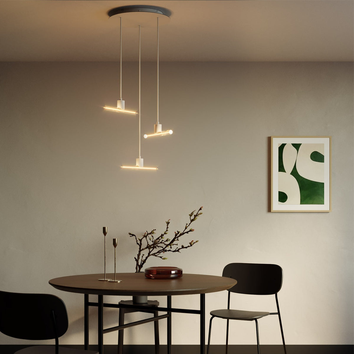 Pendelleuchte esse14 S14d, 3-flammig asymmetrisch, Baldachin Rose-One – Weiss