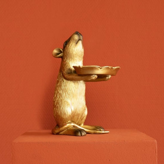 Rudi Ratte mit Serviertablett