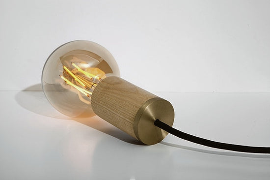 Pendelleuchte mit Eichenholzfassung